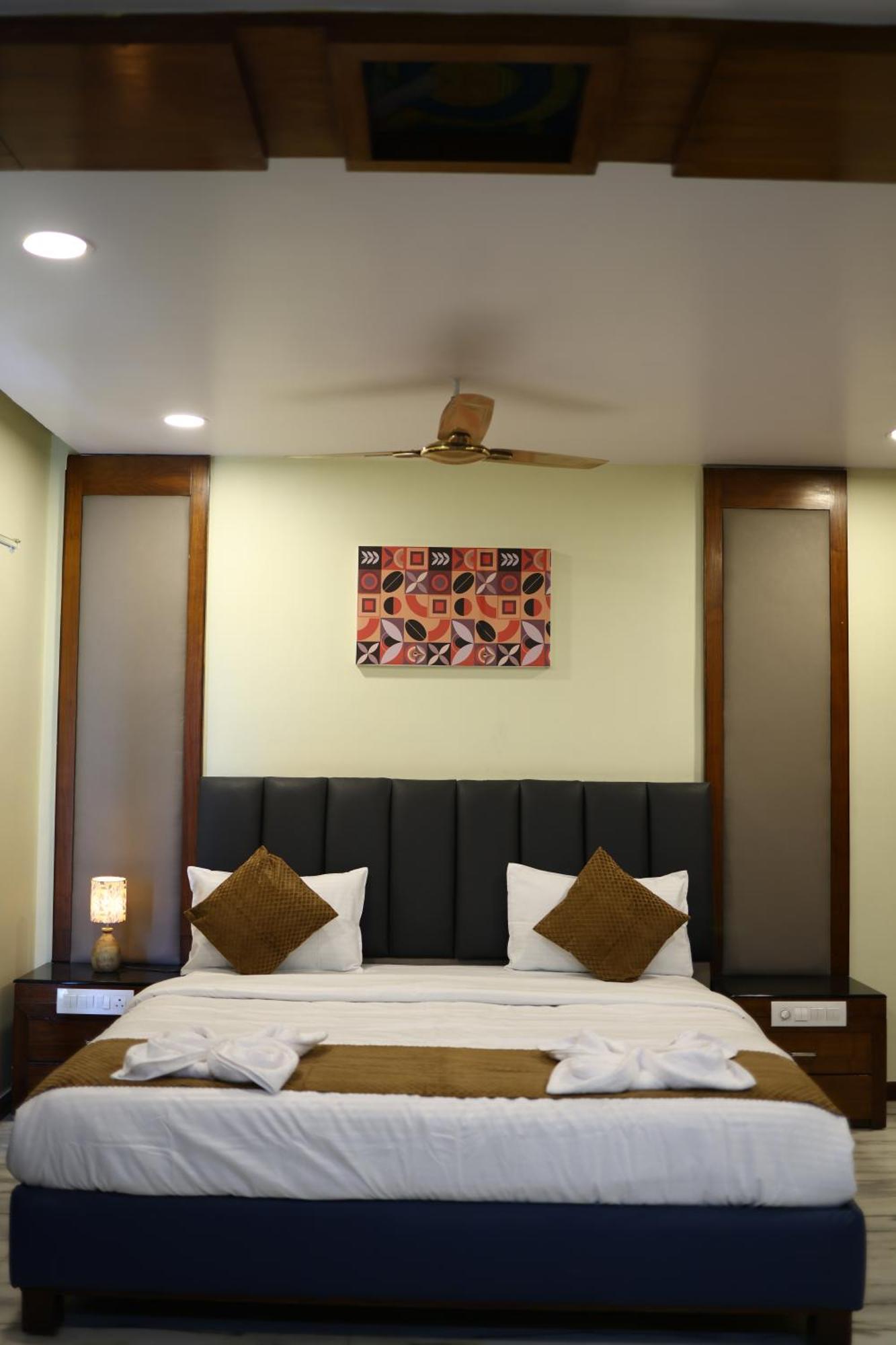 Hotel Lj Dadi'S Grand Visakhapatnam Esterno foto