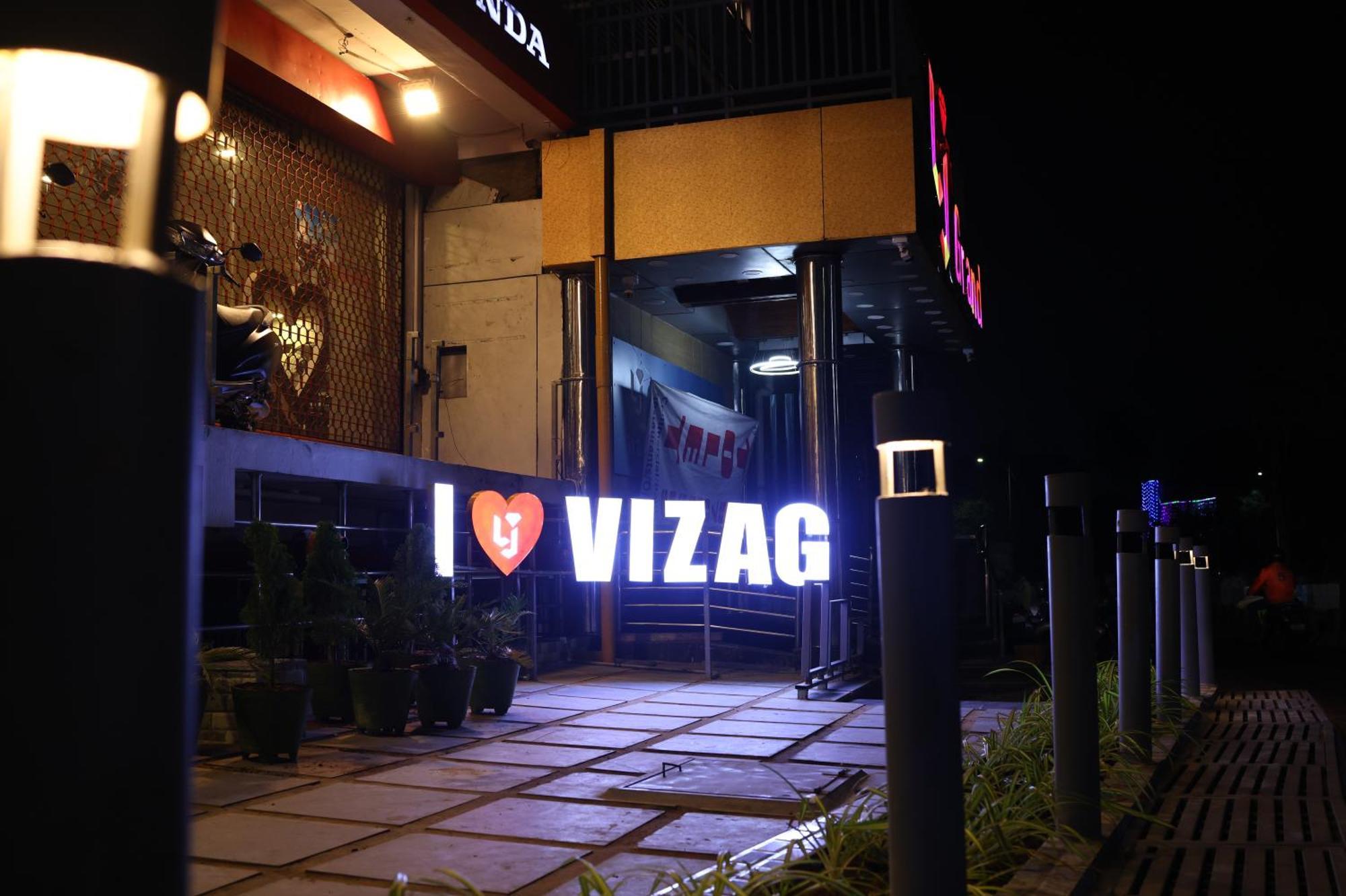 Hotel Lj Dadi'S Grand Visakhapatnam Esterno foto