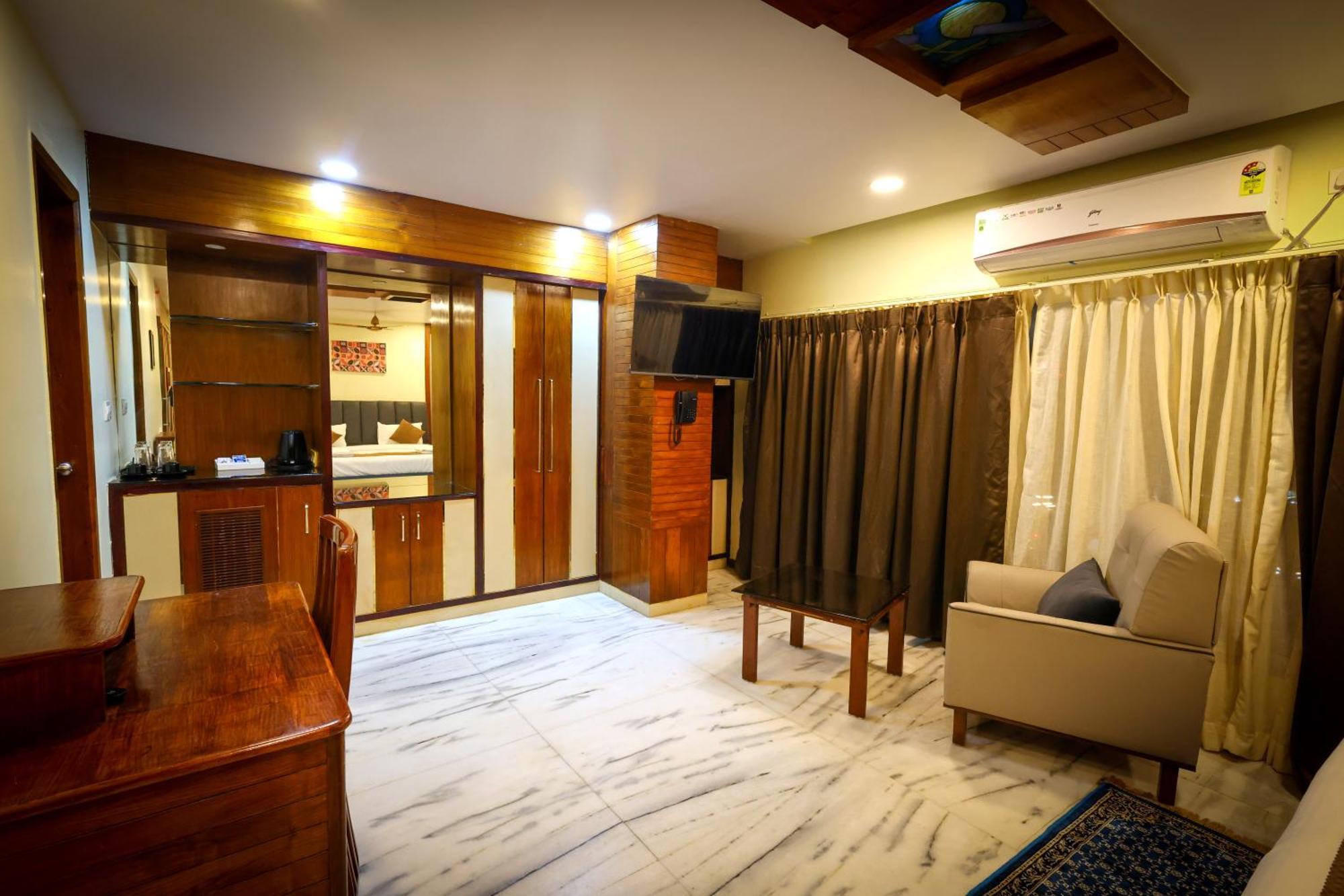 Hotel Lj Dadi'S Grand Visakhapatnam Esterno foto